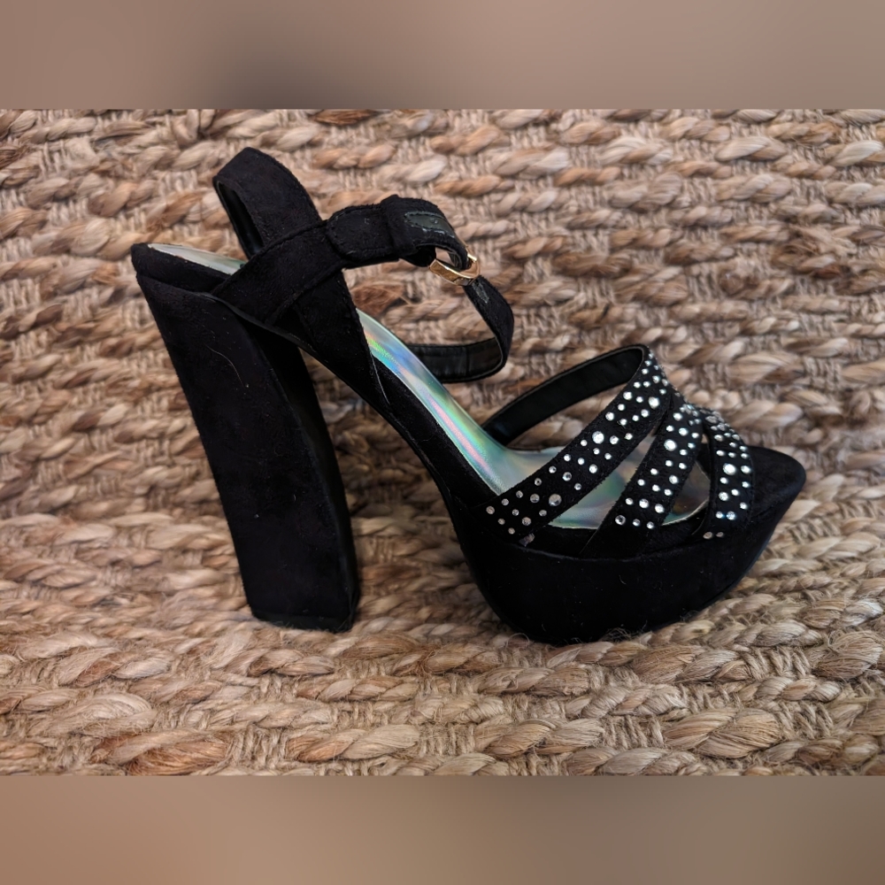 Black Heart In D Heels With Rhinestone Size 8.5
